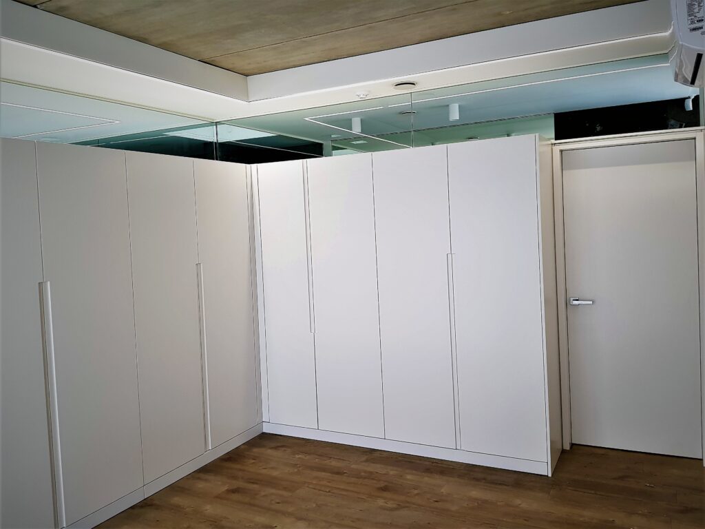 corner fitted wardrobes by Beproje