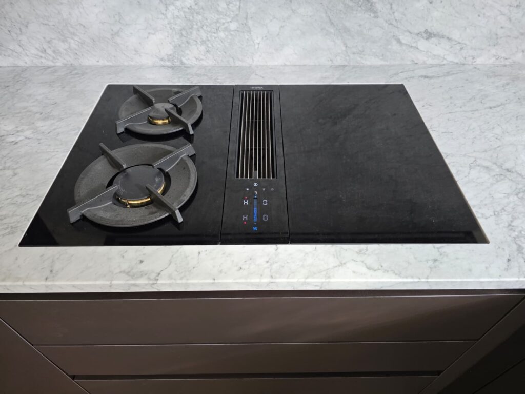 Dublin 4 bespoke kitchen: hob and integrated extractor